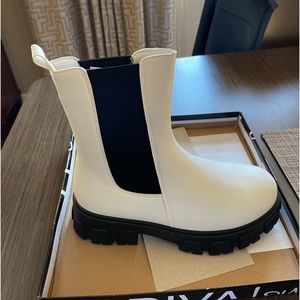 Trendy white Chelsea boots